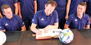 Aufstiegshelden verewigten sich im Goldenen Buch