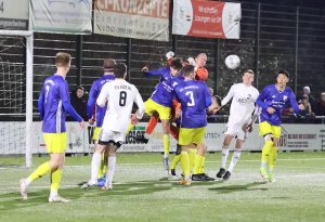 Ausgeglichenes Lokalduell wird durch einen Treffer nach einer Standardsituation entschieden