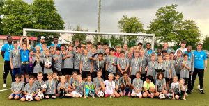 70 Kids kickten beim Fußballcamp